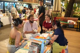 众多读者参加在胡志明市书街举行的第四届夜间书籍与文化节。图自越通社