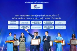 LuxGroup 首席执行官范何荣获越南最佳接待游客国际旅行社奖。图自Vietnam+