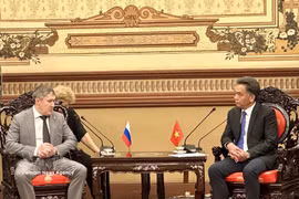 胡志明市人民委员会常务副主席阮禄河会见彼尔姆州州长马霍宁·德米特里。图自越通社