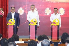 越共中央总书记苏林、越南政府总理范明政和中央书记处常务书记陈锦秀出席仪式。图自越通社