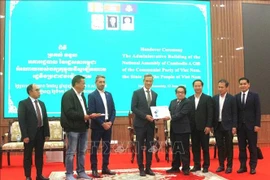 柬埔寨国会在首都金边隆重举行了由越南援建的新行政大楼交接仪式。图自越通社