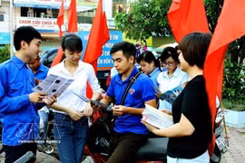 河内市加强宣传工作，提升青少年对生殖健康保健和人口增长控制的知识。图自越通社