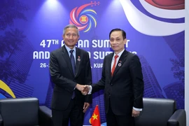 越南外交部长黎怀忠会见新加坡外交部长维文·巴拉克里什南。图自VGP