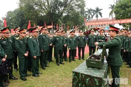 国防部和河内首都司令部领导参观692团服务训练的技术改进项目（图片来源：人民军队报）