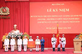 越共中央政治局委员、中央书记处常务书记陈锦秀出席典礼。图自越通社