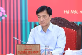 越共中央政治局委员、中央书记处书记、中央检查委员会主任阮维玉主持会议。图自越通社