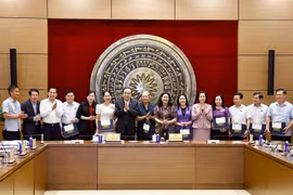 国会主席陈青敏与后江省国会代表。图自越通社