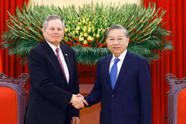 2025年3月，越共中央总书记苏林会见美国蒙大拿州美国参议院议员史蒂夫·戴恩斯。图自越通社