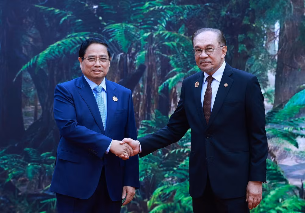 vna-potal-le-don-thu-tuong-pham-minh-chinh-va-cac-truong-doan-du-hoi-nghi-cap-cao-asean-47-8363774.jpg