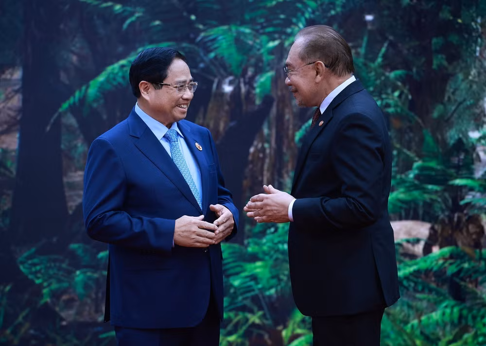 vna-potal-le-don-thu-tuong-pham-minh-chinh-va-cac-truong-doan-du-hoi-nghi-cap-cao-asean-47-8363762.jpg