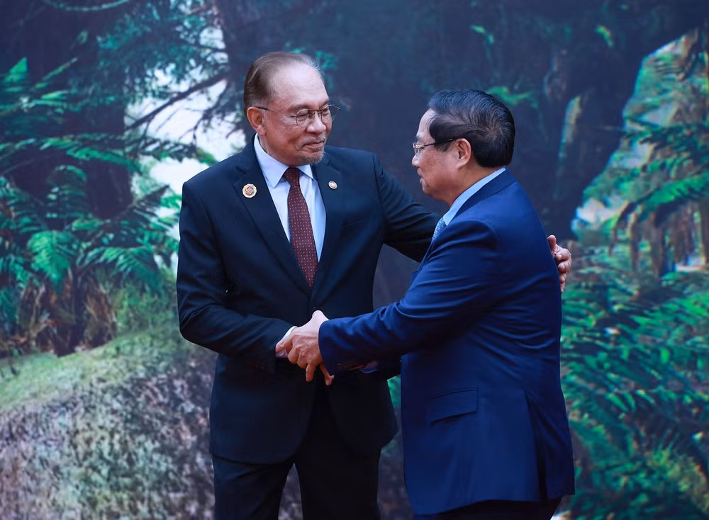 vna-potal-le-don-thu-tuong-pham-minh-chinh-cung-cac-truong-doan-tham-du-hoi-nghi-cap-cao-asean-lan-thu-47-8363764.jpg