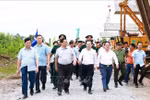 范明政一行在后江省奉侠县平成乡61C国道交汇处的第三子项目开展调研工作。图自越通社