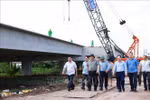 越南政府总理范明政率团赴芹苴-金瓯高速公路建设项目施工现场开展督导检查。图自越通社