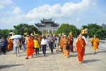 出席2019年联合国卫塞节的代表参观宁平省沛顶寺