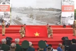 首都河内解放65周年：再现首都得到解放当天举行的历史性升旗仪式