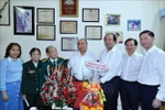 阮春福走访慰问胡志明市资深记者