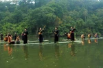 赴宣光省体验“在挪罗湖上划竹筏、听天曲”的乐趣