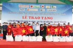越南的海洋和岛屿：向平顺省渔民赠送国旗和多功能救生衣