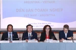 越南国会主席王廷惠出席越阿企业论坛