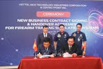 Viettel High Tech首席执行官阮武河（左）与菲律宾领先科技公司ContactPoint首席执行官小塞萨尔签署合同。图自越通社