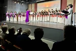 家乡合唱团成立15周年特别文艺演出在法国首部巴黎的越南文化中心举行。图自越通社