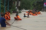 越南中部遭遇严重暴雨洪涝灾害 多地淹没在洪水之中