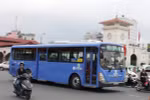 “绿色环保”公交车