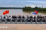 古巴代表团参观贤良-滨海两岸国家特别遗迹区的贤良大桥。图自越通社