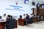 老街省公共行政服务中心为民众提供一站式服务。图自越通社