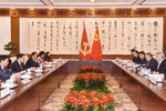 越共中央政治局委员、中央书记处书记、中央内政部部长、中央反腐委员会常务副主任、中央司法改革指导委员会常务副主任潘廷镯同志会见中共中央政治局常委、中央纪律检查委员会书记李希同志。图自越通社