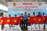 向海上渔民发放2000面国旗