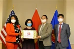 越南驻美国大使馆向美国首都华盛顿赠送口罩