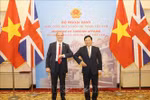 越南政府副总理兼外长范平明同英国外交发展大臣举行会谈
