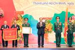 越南国家主席陈大光向越共南方局统一机要委员会授予人民武装力量英雄称号。（图片来源：越通社）