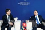 阮春福总理（右）与英国汇丰银行（HSBC）区域总监多林·施泰德尔（左）。