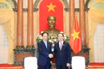 越南国家主席陈大光（右）会见新华社社长蔡名照。（图片来源：越通社）