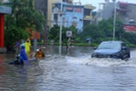 暴雨来袭淹没河内市街道。（图片来源：越通社）