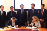 SCIC总经理阮国辉与米加·罗恩女士签署了合作谅解备忘录。图自越通社