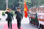 越共中央政治局委员、中央军委副书记、国防部长潘文江大将和中共中央政治局委员、中央军事委员会副主席张又侠上将检阅仪仗队。图自越通社