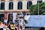 由 DeSilk 丝绸品牌推出名为《唤醒精华，延续遗产》的高档丝绸系列近日在河内越南美术博物馆亮相。图自互联网