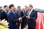 越南政府副总理兼外交部部长裴青山，外交部副部长阮明宇，越南驻中国大使范星梅等前往内排国际机场为李强一行送行。图自越通社