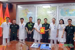 工作组向354军医医院的领导赠送从长沙群岛带回来的具有意义的礼物（图片来源：人民军队报）