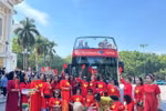  2024年“奥黛精华”城市巴士活动亮相。图自hanoimoi.vn