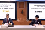 越南疫苗接种系统领导同法国跨国制药企业赛诺菲领导签署疫苗生产合作意向书。图自越通社