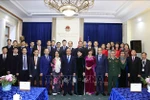 国家主席阮春福会见越南驻俄罗斯大使馆干部和工作人员