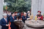 越南国家主席阮春福向各位雄王敬香
