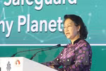 越南国会主席阮氏金银在题为“团结维护一颗健康的星球”的讨论会上发表讲话。