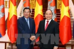 越南政府总理阮春福（右）与柬埔寨首相洪森（左）。（图片来源：越通社）