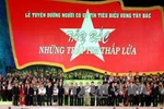 西北地区先进模范表彰大会在富寿省越池市雄王广场隆重举行。