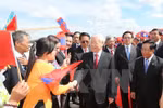 越共中央总书记阮富仲抵达老挝首都万象瓦岱机场并受到热烈欢迎